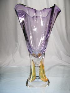 Vase en cristal violet forme V Pièce unique signée Jablonski