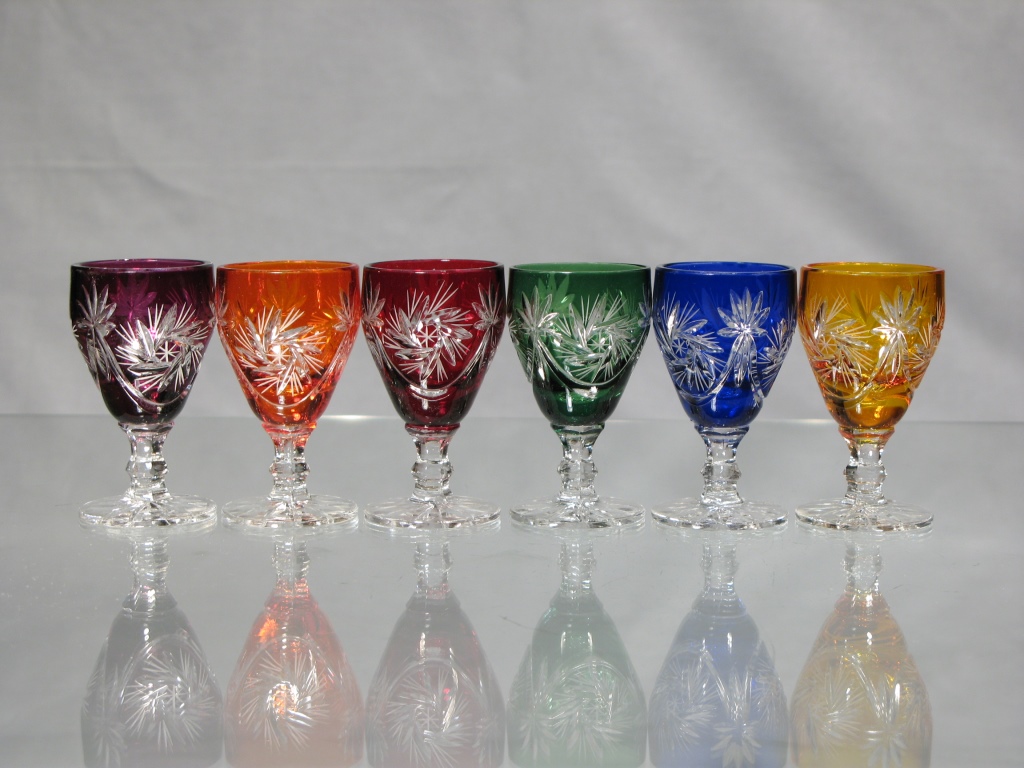 Verres à digestifs en Cristal couleur de Bohème taille étoile sur jambe courte