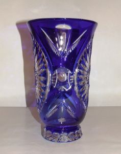Vase bleu en cristal taillé