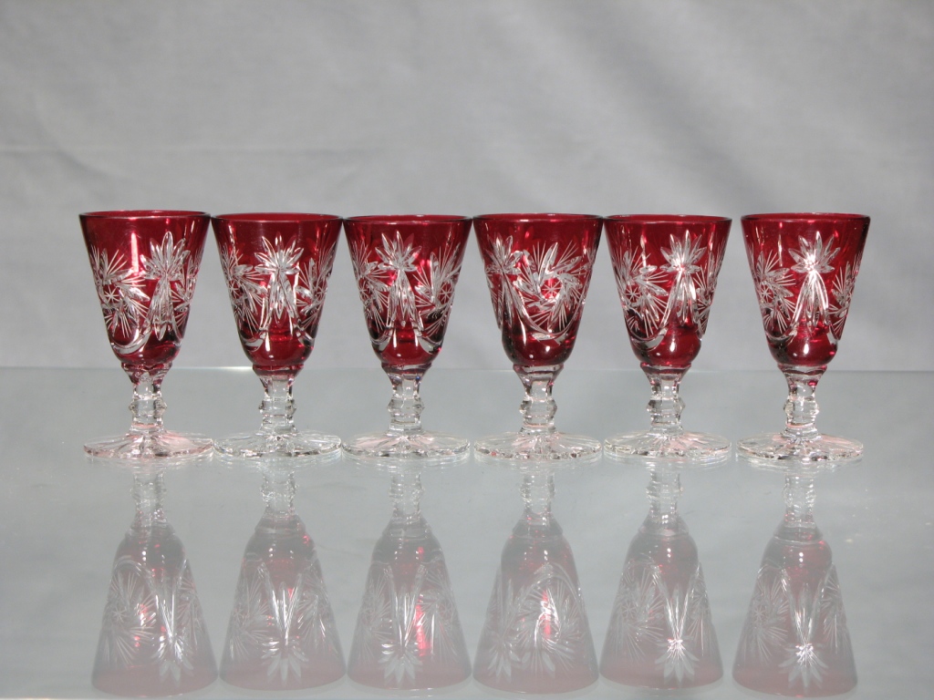 Verres à digestifs en Cristal de Bohème rouge ouvert taille étoile 