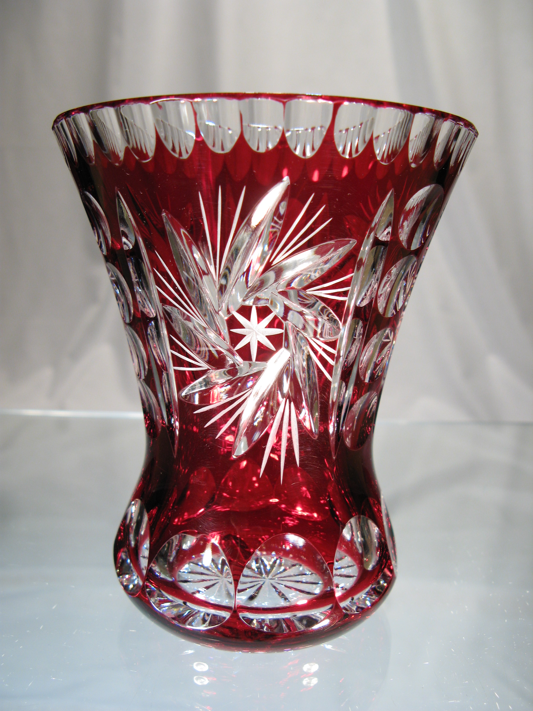 Vase en cristal de Bohème couleur rouge ferrari taille diamant