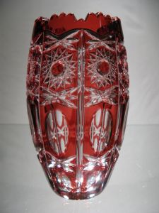 Vase en cristal de Bohème taillé rouge