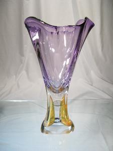 Vase en cristal violet forme V Pièce unique signée Jablonski