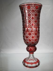 Vase en Cristal de Bohème grand modele sur pied rouge