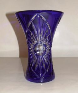 Vase bleu en cristal taillé forme tulipe