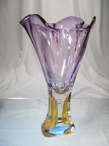 Vase en cristal violet forme V Pièce unique signée Jablonski