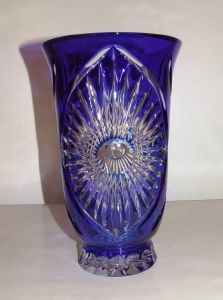 Vase bleu en cristal taillé