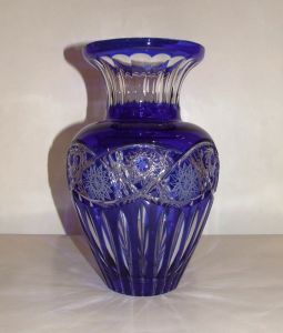 Vase bleu en cristal taillé