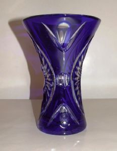 Vase bleu en cristal taillé forme tulipe