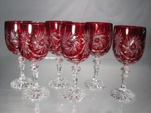 Verres à vin couleur Rouge taille Diamant forme calice Cristal de Bohème 